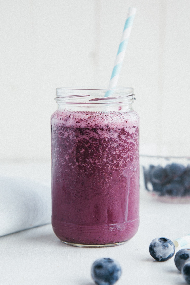 Raw Blueberry Muffin Smoothie #BananaFree #Vegan #Paleo