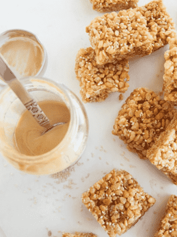 Crunchy and addictive rice krispie treats made with tahini and extra sesame seeds. A healthy, vegan and gluten-free recipe.