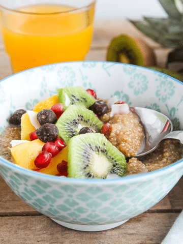 Did you know that quinoa makes an excellent porridge alternative? This creamy breakfast bowl is topped with tropical fruits, coconut milk and is full of natural plant-based protein.