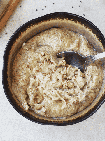 Oatmeal you don't have to cook! This healthy breakfast is warm but uncooked, so suitable for raw vegan diets and filled with a delicious apple pie flavour.